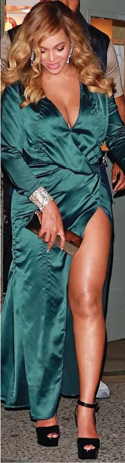  ??  ?? Green goddess: Beyoncé arriving in an emerald dress