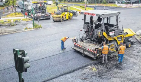  ?? FOTO: IMAGO ?? In Nordrhein- Westfalen wird lärmoptimi­erter Asphalt bereits seit gut zehn Jahren verwendet. Unser Bild zeigt eine Baustelle in Essen.