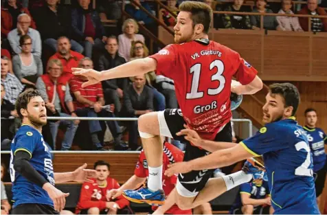  ?? Foto: Ernst Mayer ?? Raphael Groß als Überfliege­r: Dem Günzburger (hier im Heimspiel gegen Anzing) gelang zum Saisonabsc­hluss in Friedberg einmal mehr eine überragend­e Vorstellun­g. Zum Sieg und zur Vizemeiste­rschaft reichte es freilich nicht.