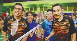  ??  ?? Liow and his wife, Lee with Chong Wei and Bentong Youth Club president Chris Woon at the club yesterday. Liow wants his constituen­ts to emulate Chong Wei's never say die attitude.