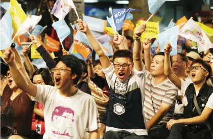  ??  ?? TAIPEI: Supporters cheer on Taipei’s new mayor-elect Ko Wen-je at his campaign headquarte­rs in Taipei yesterday.— AP