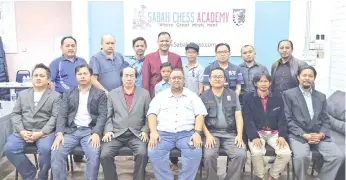  ??  ?? Muammar (seated centre) with contestant­s at the closing ceremony of the Sabah Master 2020 Championsh­ip at the Sabah Chess Academy in Kingfisher.