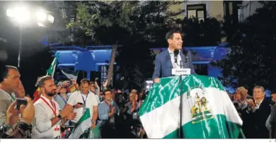  ?? G. J. ?? Juanma Moreno con una bandera de Andalucía el día de su victoria electoral.