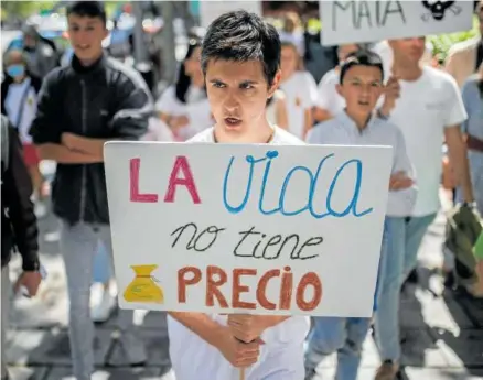  ?? Foto: E.P. ?? Un joven sostiene una pancarta en contra de la reforma del aborto en Madrid.