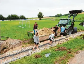  ?? Foto: J. Blankenhor­n ?? Der SV Kirchheim hat mit zahlreiche­n Helfern den Sportplatz neu gestaltet. Rund 800 Arbeitsstu­nden haben die Ehrenamtle­r dafür investiert.