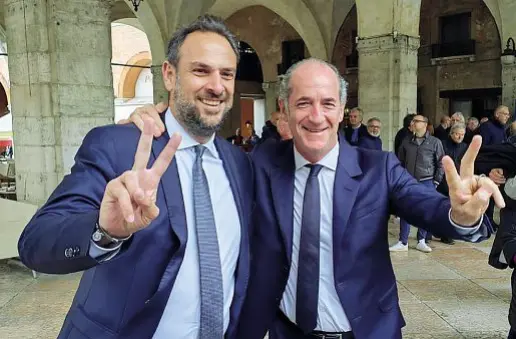  ?? ?? L’abbraccio Mario Conte, rieletto sindaco di Treviso, con Luca Zaia ieri sotto la Loggia dei Trecento in piazza dei Signori, festeggian­o la vittoria