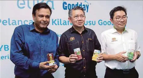  ?? PIC BY SADDAM YUSOFF ?? Agricultur­e and Agrobased Industry Minister Datuk Salahuddin Ayub (centre) during a visit to the Etika Dairies Sdn Bhd factory in Meru, Klang, yesterday. Present are his deputy, Sim Tze Tzin (right), and Etika Holdings chief executive officer (Malaysia, Singapore and Brunei) Khalid Alvi.