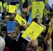  ??  ?? Voto conteso Soci al voto in un’assemblea di Cattolica. Entro pochi giorni la decisione del Tribunale delle imprese sul ricorso contro l’aumento di capitale