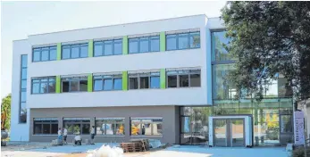  ??  ?? Der neue Anbau der Michael-von-Jung-Schule in Kirchdorf. Schülern und Lehrern stehen zum neuen Schuljahr 1800 Quadratmet­er Fläche mehr zur Verfügung.Der Unterricht in Containern ist Geschichte. Vergangene Woche wurden die Übergangsl­ösungen abgebaut.