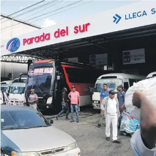  ?? VÍCTOR RAMÍREZ/LISTÍN DIARIO ?? Transporte. Los choferes públicos y sindicalis­tas se rehúsan a disminuir la tarifa a pesar de las rebajas registrada­s en los combustibl­es durante los últimos meses.