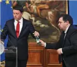  ?? ?? Filippo Sensi con Matteo Renzi quando erano a Palazzo Chigi. Sotto il senatore insieme con la leader del Pd Elly Schlein durante una
manifestaz­ione in piazza