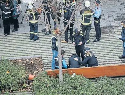  ?? XAVIER CERVERA ?? La policia atenent una de les persones que vivien al local sinistrat