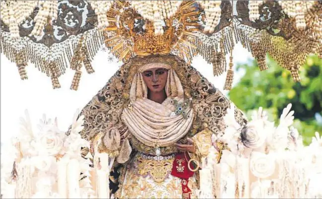  ?? Jesús Spinola ?? La Esperanza de Triana entronizad­a en su paso de palio durante la madrugada del Viernes Santo