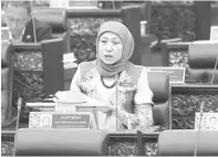  ?? — Gambar Bernama ?? BINCANG: Nancy ketika sesi Waktu Pertanyaan-Pertanyaan Menteri sempena Sidang Dewan Rakyat di Bangunan Parlimen semalam.