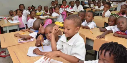  ?? MACHANGONG­O MIQUEIAS ?? Os peritos da Associação para o Desenvolvi­mento da Educação em África ficaram satisfeito­s com o que viram nas várias escolas visitadas