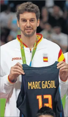  ??  ?? CAMSIETA. Pau Gasol recordó a su hermano en el podio de Río.