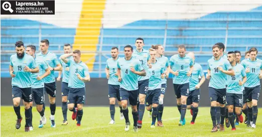  ??  ?? RECONOCimi­ENtO. Tim Cahill encabezó el entrenamie­nto de Australia en el estadio Olímpico, el jugador de 37 años practicó con normalidad.