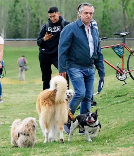  ??  ?? Cábala. Como sucedió en las primarias, Alberto llevó a su mascota al parque, entre un revuelo de cámaras y flashes. Con él estuvo el diputado Leandro Santoro, con quien había compartido desayuno.