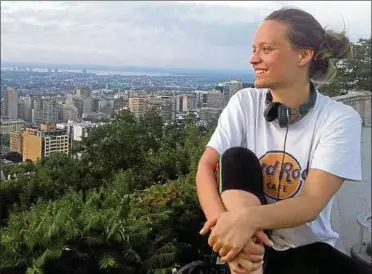  ??  ?? Natalie Barth , hier während eines Aufenthalt­es in Montreal in Kanada, engagiert sich für Europa, gehört zum Organisati­onsteam „March for Europe“. Foto: Natalie Barth