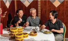  ?? ?? Jade Cathay owners Mandy Lu, Kevin Lu and Grace Guan at their San Jose restaurant with towering dim sum steamers in their big kitchen.