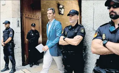  ?? BALLESTERO­S / EFE ?? Iñaki Urdangarin sortint de l’Audiència de Palma dimecres passat després de recollir l’ordre de presó