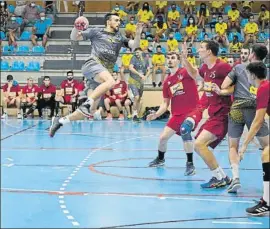  ?? FOTO: BIDASOA ?? Jon Azkue se dispone a tirar durante el amistoso ante Huesca celebrado en Orio