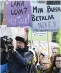  ?? FOTO: LEHTIKUVA/JUSSI NUKARI ?? PROTEST. Studerande och opposition­en demonstrer­ade mot studiestöd­sreformen i mars i fjol.