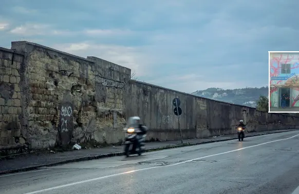  ??  ?? Via dalla vista Il muro attorno all’area di Bagnoli un tempo occupata dall’Italsider che il nuovo commissari­o Floro Flores vorrebbe abbattere per cambiare il volto del quartiere