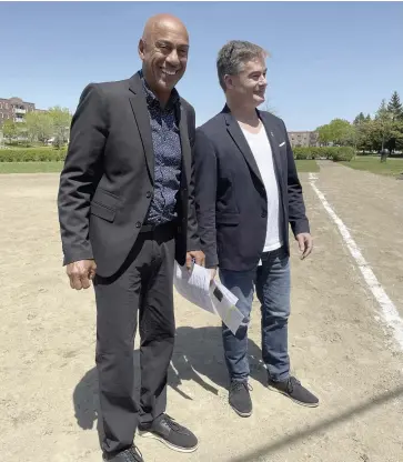  ?? PHOTO STÉPHANIE MARTIN ?? Le conseiller Stevens Mélançon et le chef d’équipe Priorité Québec, Patrick Paquet, ont convoqué les médias hier sur un terrain de baseball du parc Henri-casault.