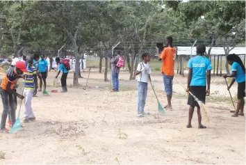  ??  ?? Children from all over Epworth as young as five came to join the clean-up and to make their voices heard