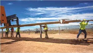  ?? JON AUSTRIA/JOURNAL ?? Constructi­on crews work on a solar field at Gridworks’ new Encino North solar farm in April 2023.