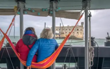  ??  ?? À quelques encablures de La Rochelle, un colosse barre la route au voilier: 68 mètres de long et 20 mètres
de haut. Rien d’autre à faire que de le contourner!