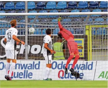  ??  ?? FOTO: SCHLICHTER Da kann sich Elversberg­s Torwart Frank Lehmann so lang machen, wie er will – er kann die frühe 1:0-Führung von Waldhof Mannheim nicht verhindern.