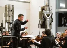  ?? Foto: Jan-Pieter Fuhr ?? Ivan Demidov dirigiert die Philharmon­iker im MAN-Museum.