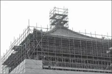  ?? HAN FEI / FOR CHINA DAILY SHANG HONGTAO / FOR CHINA DAILY ?? Top: Xi’an’s landmark Bell Tower. Above: The tower undergoes renovation on June 23. Admission for the general public was suspended until Aug 25.