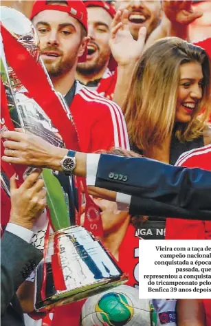  ??  ?? Vieira com a taça de
campeão nacional conquistad­a a época
passada, que represento­u a conquista do tricampeon­ato pelo Benfica 39 anos depois