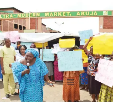  ?? Photo Onyekachuk­wu Obi ?? Some of the allottees protest over the inability of developers of the Wuye Ultra-Modern Market to allow them access to their shops on Tuesday.