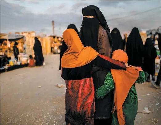  ?? PHOTO AFP ?? Une femme syrienne et ses enfants ont trouvé refuge dans le camp de Al-hol dans le nord-est du pays déchiré par la guerre.