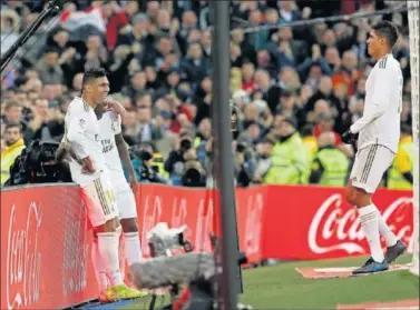  ??  ?? Casemiro celebra su segundo gol al Sevilla con Varane, el héroe en la anterior jornada en Getafe.