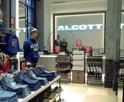  ??  ?? Il megastore Alcott in via D’Aquino, nel cuore di Taranto, realizzato nella storica sede del Banco di Napoli Il negozio è stato inaugurato il 25 novembre scorso