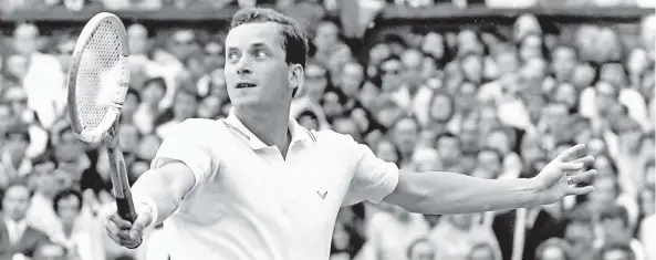  ?? FOTO: DPA ?? Der ungesetzte Wilhelm Bungert beim Wimbledon-Turnier 1967: Er steht 27 Sätze in den sechs Spielen vor dem Finale auf dem Rasen, Endspielge­gner John Newcombe, an Nummer drei gesetzt, nur 20.