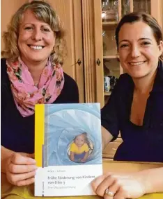  ?? Foto: Karin Marz ?? Caroline Schorer (links) und Irene Heider präsentier­en ihr neues Buch, das sich an die Bedürfniss­e der Kleinsten richtet.