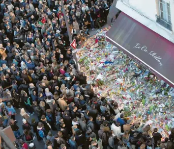  ?? Foto: Ian Langsdon, dpa ?? Der Schock nach der Anschlagss­erie vor fünf Jahren in Paris erschütter­te Frankreich.