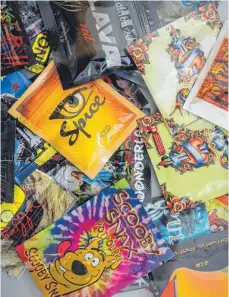  ?? FOTO: DPA ?? Bunte Tüten, gefährlich­er Inhalt: Die sogenannte­n Legal Highs werden als Räuchermis­chungen im Netz vertrieben – und waren 2017 für 75 Todesfälle in Deutschlan­d verantwort­lich.