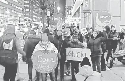  ??  ?? Integrante­s de la coalición de Trabajador­es de Immokalee realizaron ayer una marcha encabezada por mujeres en el centro de Manhattan, Nueva York, a las puertas del edificio de lujo donde se ubican las oficinas de Nelson Peltz, presidente de la junta...