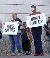  ?? Staff photo by Sara Vaughn ?? right
Samantha Knox and Darlene Cheatham hold encouragin­g signs Wednesday in downtown Texarkana. Different congregati­ons met at the courthouse to pray for the
country and for justice.