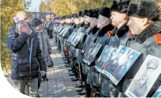  ?? ?? Неутихающа­я боль. В руках кадетов — фотографии погибших сынов Придвинско­го края.