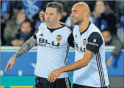  ??  ?? EN FORMA. Santi Mina y Zaza, celebrando un gol del Valencia.
