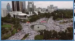  ??  ?? PEMANDANGA­N dari udara menunjukka­n keadaan di Monumen Nasional yang dipenuhi peserta perhimpuna­n bagi membantah Ahok, semalam. - Reuters