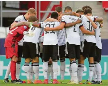  ??  ?? Die deutsche U21 überzeugte im entscheide­nden Spiel gegen Rumänien als Team. Das 0:0 genügte zum Sprung in die Runde der letzten Acht, die erst Ende Mai beginnt.